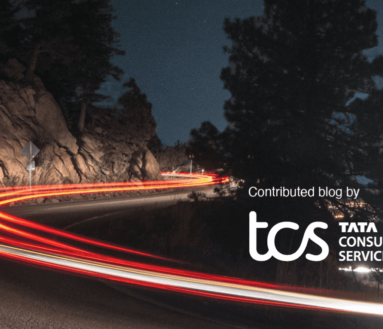 Logotipo da TCS em um fundo de trânsito com lapso de tempo